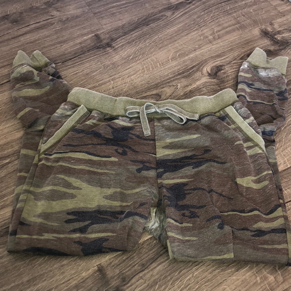 Z supply rugged camo sweat pants